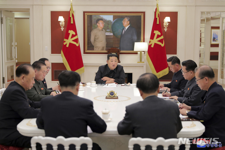 [평양=AP/뉴시스] 북한 조선중앙통신이 제공한 사진에 김정은 북한 국무위원장이 17일 평양에서 열린 노동당 정치국 상무위원회 회의를 주재하고 있다. 북한 국가비상방역사령부는 전국적으로 23만3천여 명의 발열자가 새로 발생하고 6명이 숨졌다고 밝혔다. 2022.05.18.