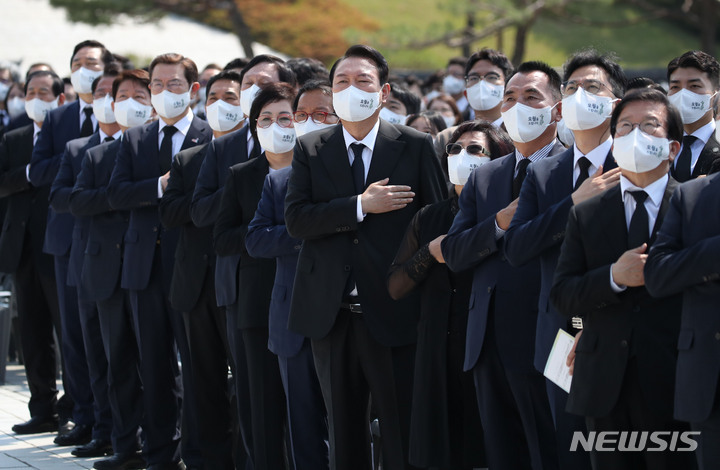 [광주=뉴시스] 전신 기자 = 윤석열 대통령이 18일 광주 북구 국립5·18민주묘지에서 열린 광주 5·18 민주화운동 제42주년 기념식에 참석해 국민의례를 하고 있다. 2022.05.18. photo1006@newsis.com