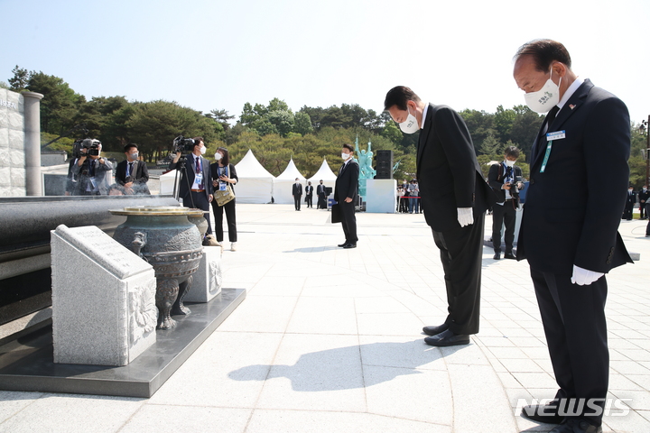 [광주=뉴시스] 전신 기자 = 윤석열 대통령이 18일 광주 북구 국립5·18민주묘지에서 열린 광주 5·18 민주화운동 제42주년 기념식에 참석해 추모탑에 묵념하고 있다. 2022.05.18. photo1006@newsis.com