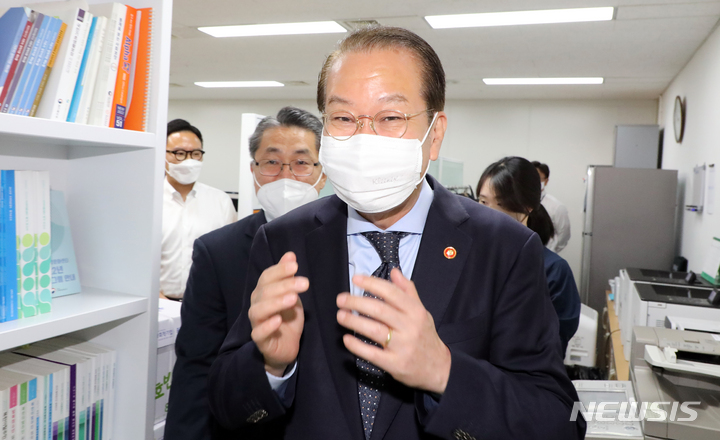 [서울=뉴시스] 김명원 기자 = 지난 18일 권영세 통일부 장관이 서울 종로구 정부서울청사 내 부서 사무실을 둘러보고 있다. (공동취재단) 2022.05.18. photo@newsis.com