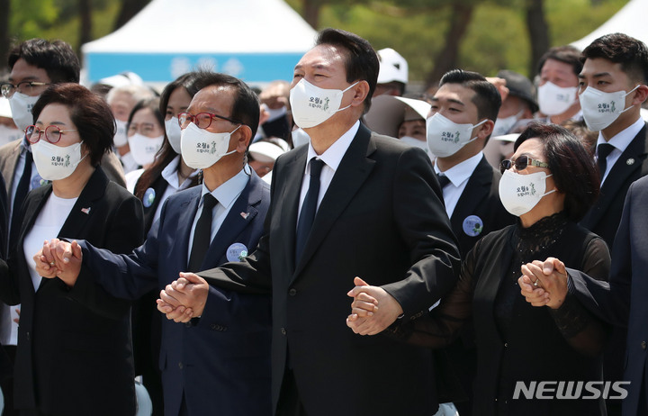 [광주=뉴시스] 전신 기자 = 윤석열 대통령이 18일 광주 북구 국립5·18민주묘지에서 열린 광주 5·18 민주화운동 제42주년 기념식에서 임을 위한 행진곡을 제창하고 있다. 2022.05.18. photo1006@newsis.com