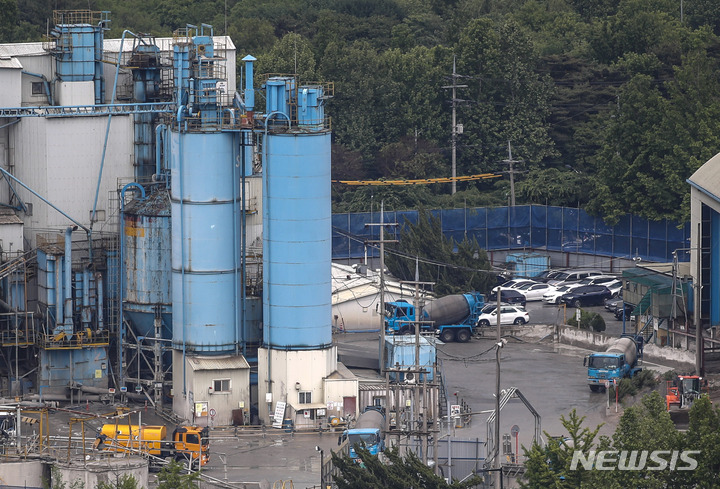 [서울=뉴시스] 정병혁 기자 = 서울 성동구에 위치한 삼표 레미콘 공장 철거가 시작됐다. 성동구에 따르면 삼표산업은 지난 14일 본격적인 철거작업에 들어갔다고 밝혔다. 삼표레미콘 공장 부지는 철거가 완료되면 '문화·관광-TOWN'으로 조성될 계획이다. 사진은 18일 오전 서울 삼표레미콘 공장 모습. 2022.05.18. jhope@newsis.com