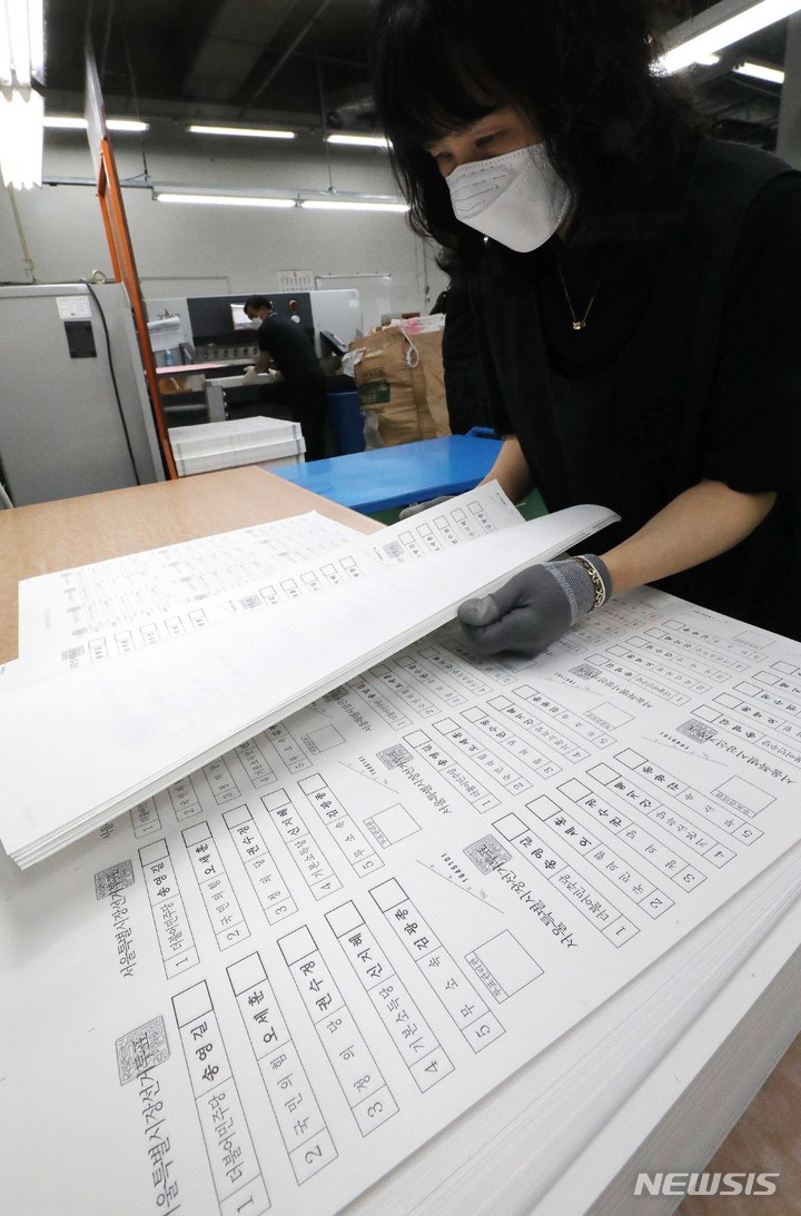 [파주=뉴시스] 권창회 기자 = 제8회 전국동시지방선거를 2주 앞둔 18일 오전 경기 파주시 한 인쇄업체에서 관계자들이 서울시장 선거 투표용지 출력 및 점검을 하고 있다.(공동취재사진) 2022.05.18. photo@newsis.com