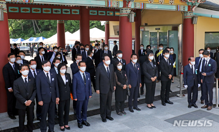 [광주=뉴시스] 신대희 기자 = 윤석열 대통령이 18일 오전 광주 북구 운정동 국립5·18민주묘지에서 열리는 5·18민주화운동 42주기 기념식 참석을 위해 민주의문 앞에서 기다리고 있다. (공동취재단) 2022.05.18. sdhdream@newsis.com