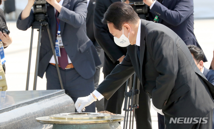 [광주=뉴시스] 신대희 기자 = 윤석열 대통령이 18일 오전 광주 북구 운정동 국립5·18민주묘지에서 열리는 5·18민주화운동 42주기 기념식에 참석해 분향하고 있다. (공동취재단) 2022.05.18. sdhdream@newsis.com