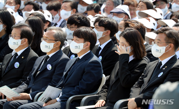 [광주=뉴시스] 신대희 기자 = 18일 오전 광주 북구 운정동 국립5·18민주묘지에서 5·18민주화운동 42주기 기념식이 열린 가운데 국민의힘 이준석 대표 등이 행사를 지켜보고 있다. (공동취재단) 2022.05.18. sdhdream@newsis.com