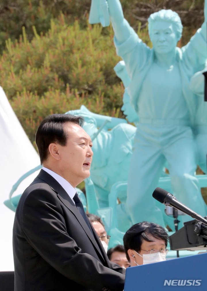 [광주=뉴시스] 신대희 기자 = 윤석열 대통령이 18일 오전 광주 북구 운정동 국립5·18민주묘지에서 열린 5·18민주화운동 42주기 기념식에 참석해 기념사를 하고 있다. (공동취재단) 2022.05.18. sdhdream@newsis.com