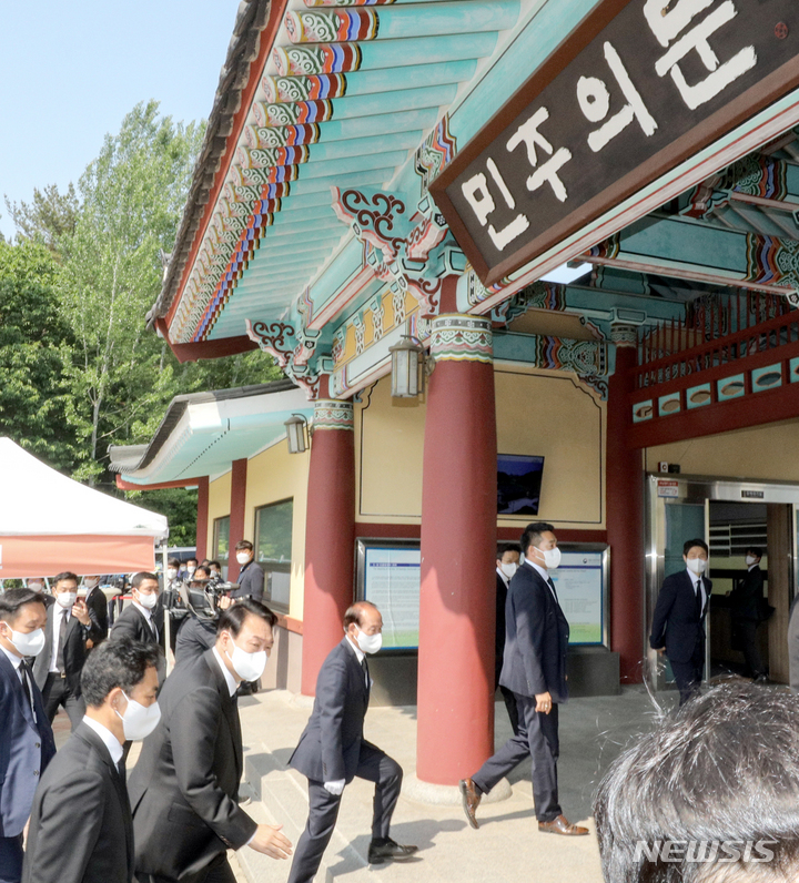 [광주=뉴시스] 신대희 기자 = 윤석열 대통령이 18일 오전 광주 북구 운정동 국립5·18민주묘지에서 열린 5·18민주화운동 42주기 기념식 참석을 위해 민주의문을 통과하고 있다. (공동취재사진) 2022.05.18. sdhdream@newsis.com