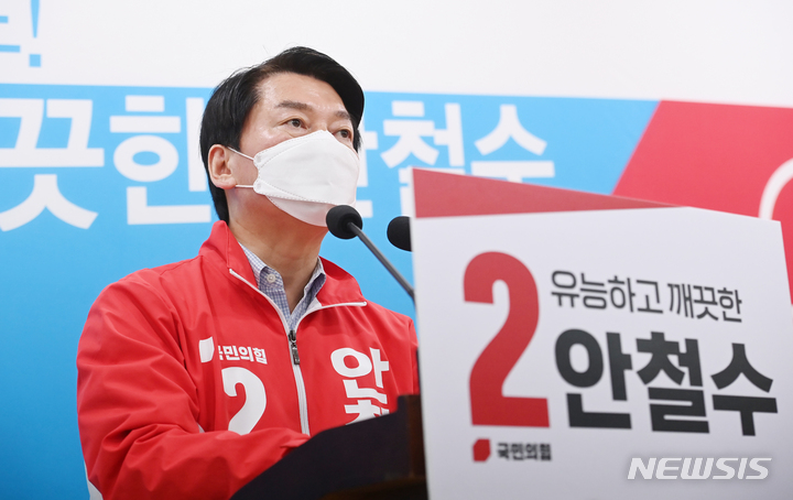 [성남=뉴시스] 김종택 기자 = 경기 성남 분당갑 국회의원 보궐선거에 출마한 안철수 국민의힘 후보가 18일 경기도 성남시 야탑동 선거사무실에서 교육공약을 발표하고 있다. 2022.05.18. jtk@newsis.com