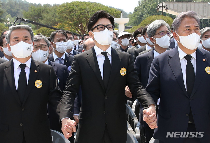[광주=뉴시스] 전신 기자 = 정황근(왼쪽부터) 농림축산식품부, 이상민 행정안전부, 이종섭 국방부, 한동훈 법무부, 박진 외교부, 이종호 과학기술정보통신부 장관, 장상윤 교육부 차관 등이 18일 광주 북구 국립5·18민주묘지에서 열린 광주 5·18 민주화운동 제42주년 기념식에서 임을 위한 행진곡을 제창하고 있다. 2022.05.18. photo1006@newsis.com