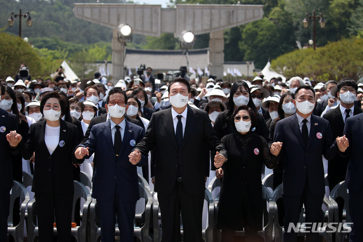 [광주=뉴시스] 전신 기자 = 윤석열 대통령이 18일 광주 북구 국립5·18민주묘지에서 열린 광주 5·18 민주화운동 제42주년 기념식에서 '임을 위한 행진곡'을 제창하고 있다. 2022.05.18. photo1006@newsis.com