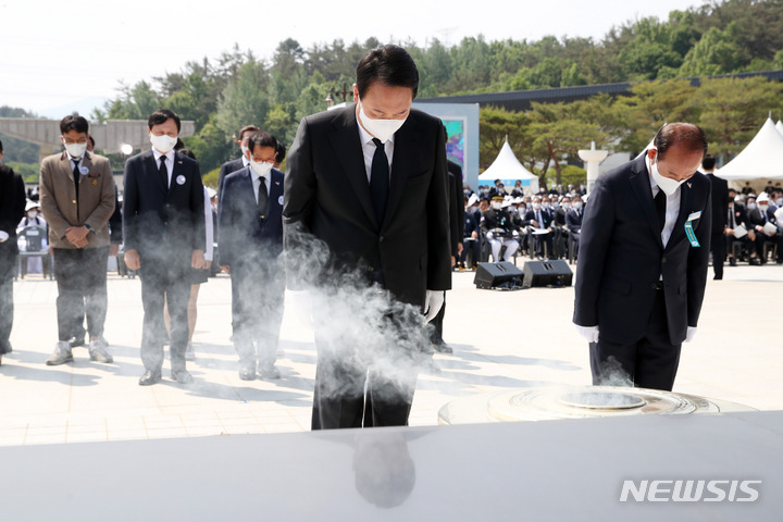 [광주=뉴시스] 전신 기자 = 윤석열 대통령이 18일 광주 북구 국립5·18민주묘지에서 열린 광주 5·18 민주화운동 제42주년 기념식에 참석해 추모탑 앞에서 묵념하고 있다. 2022.05.18. photo1006@newsis.com