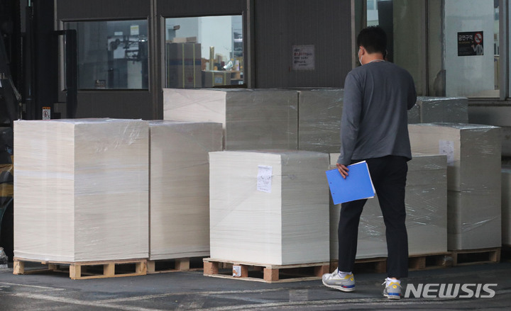 [파주=뉴시스] 권창회 기자 = 경기 파주 출판단지 내 쌓여있는 제지 모습. 2022.05.18. kch0523@newsis.com