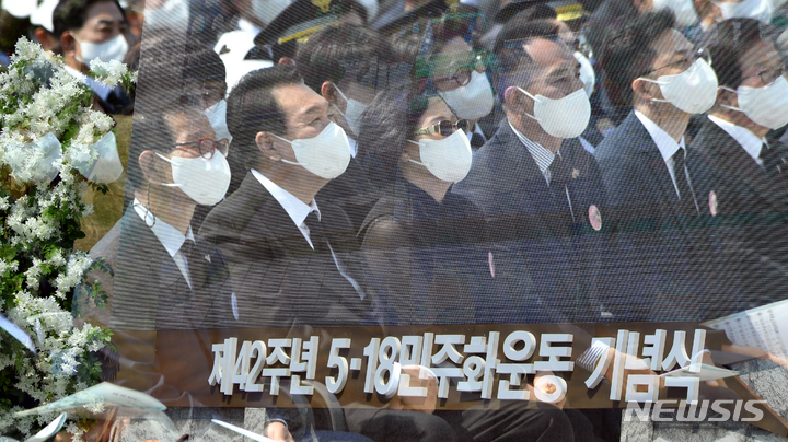 [광주=뉴시스] 신대희 기자 = 윤석열 대통령이 18일 오전 광주 북구 운정동 국립5·18민주묘지에서 열린 5·18민주화운동 42주기 기념식에 참석해 공연을 지켜보고 있다. (공동취재사진) 2022.05.18. sdhdream@newsis.com