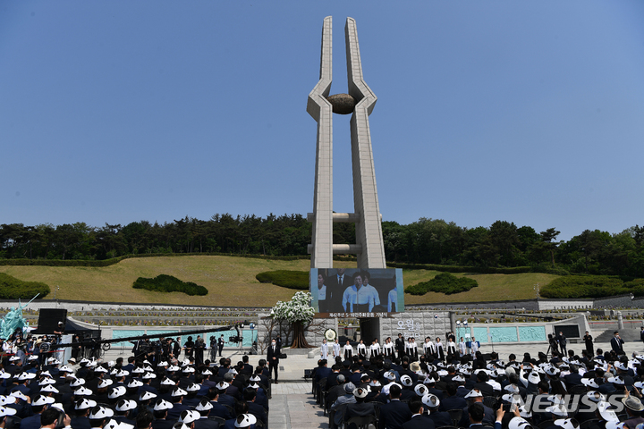 [광주=뉴시스] 신대희 기자 = 18일 오전 광주 북구 운정동 국립5·18민주묘지에서 5·18민주화운동 42주기 기념식이 열리고 있다. (공동취재사진)  2022.05.18. sdhdream@newsis.com