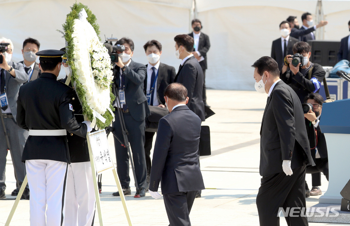[광주=뉴시스] 신대희 기자 = 윤석열 대통령이 18일 오전 광주 북구 운정동 국립5·18민주묘지에서 열린 5·18민주화운동 42주기 기념식에 참석해 헌화를 하고 있다. (공동취재사진) 2022.05.18. sdhdream@newsis.com