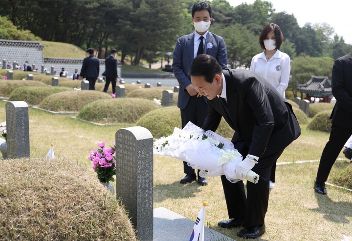 [서울=뉴시스] 윤석열 대통령이 18일 광주 북구 국립5·18민주묘지에서 열린 제42주년 5·18 민주화운동 기념식을 마친 뒤 조아라 묘소에 헌화하고 있다. (사진=대통령실 제공) 2022.05.18. photo@newsis.com *재판매 및 DB 금지