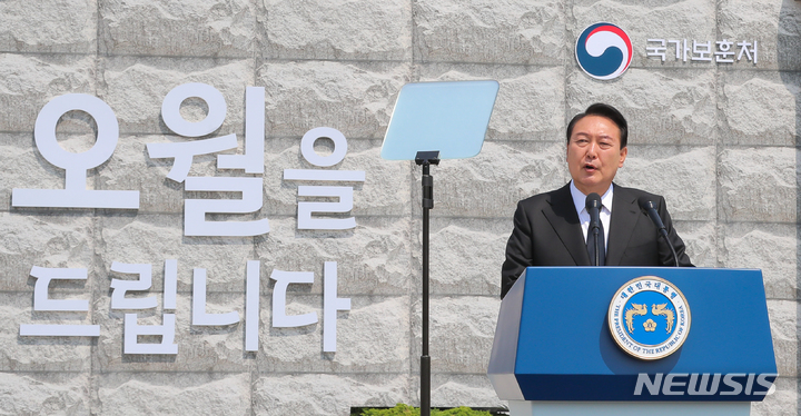 [광주=뉴시스] 윤석열 대통령이 18일 오전 광주 북구 운정동 국립5·18민주묘지에서 열린 5·18민주화운동 42주기 기념식에 참석해 기념사를 하고 있다. (사진=광주전남사진기자회). 2022.05.18. photo@newsis.com