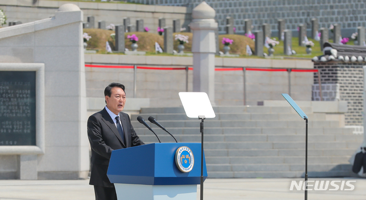 [광주=뉴시스] 윤석열 대통령이 국립5·18민주묘지에서 열린 5·18민주화운동 42주기 기념식에 참석해 기념사를 하고 있다. (사진=광주전남사진기자회). 2022.05.18. photo@newsis.com