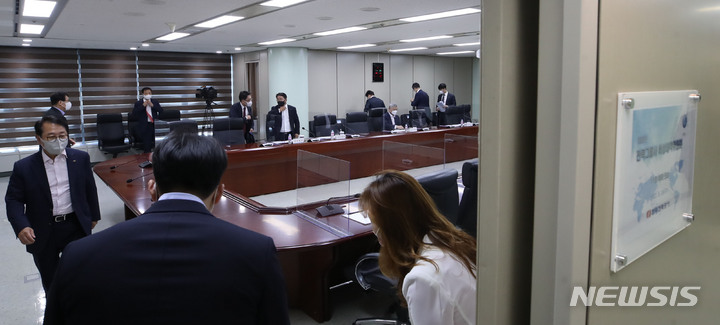 [서울=뉴시스] 조수정 기자 = 18일 오후 서울 서초구 한전아트센터에서 열린 한국전력공사 전력그룹사 비상대책회의에 참석하는 그룹사 대표자들이 회의실로 들어서고 있다. 이날 비상대책회의는 유가와 연료비 가격은 급등했지만 전기요금은 동결하면서 올해 1분기 역대 최대규모의 영업손실이 발생한 한국전력공사가 자산 매각 등 자구책을 마련하기 위해 6개 발전 자회사(남동, 중부, 서부, 남부, 동서발전 및 한수원) 대표자들과 한전원자력연료, 한전 KDN 대표자 등이 참석한 가운데 열렸다. 2022.05.18. chocrystal@newsis.com