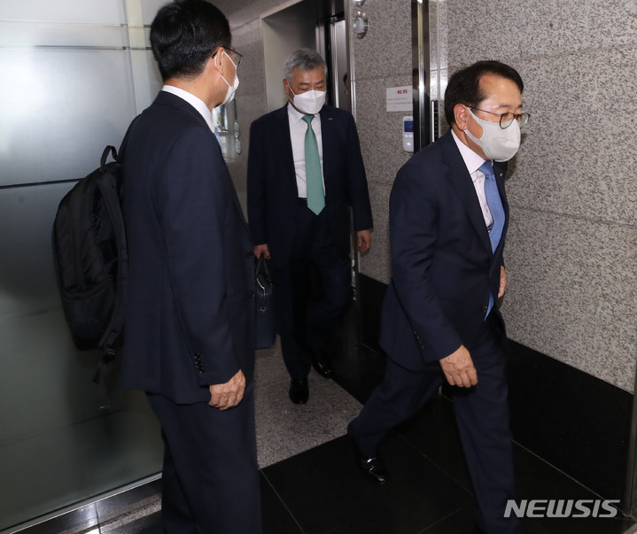 [서울=뉴시스] 조수정 기자 = 박형덕(오른쪽부터) 한국서부발전 사장, 김회천 한국남동발전 사장이 18일 서울 서초구 한전아트센터에서 열린 한국전력공사 전력그룹사 비상대책회의에 참석, 회의실로 향하고 있다. 이날 비상대책회의는 유가와 연료비 가격은 급등했지만 전기요금은 동결하면서 올해 1분기 역대 최대규모의 영업손실이 발생한 한국전력공사가 자산 매각 등 자구책을 마련하기 위해 6개 발전 자회사(남동, 중부, 서부, 남부, 동서발전 및 한수원) 대표자들과 한전원자력연료, 한전 KDN 대표자 등이 참석한 가운데 열렸다. 2022.05.18. chocrystal@newsis.com