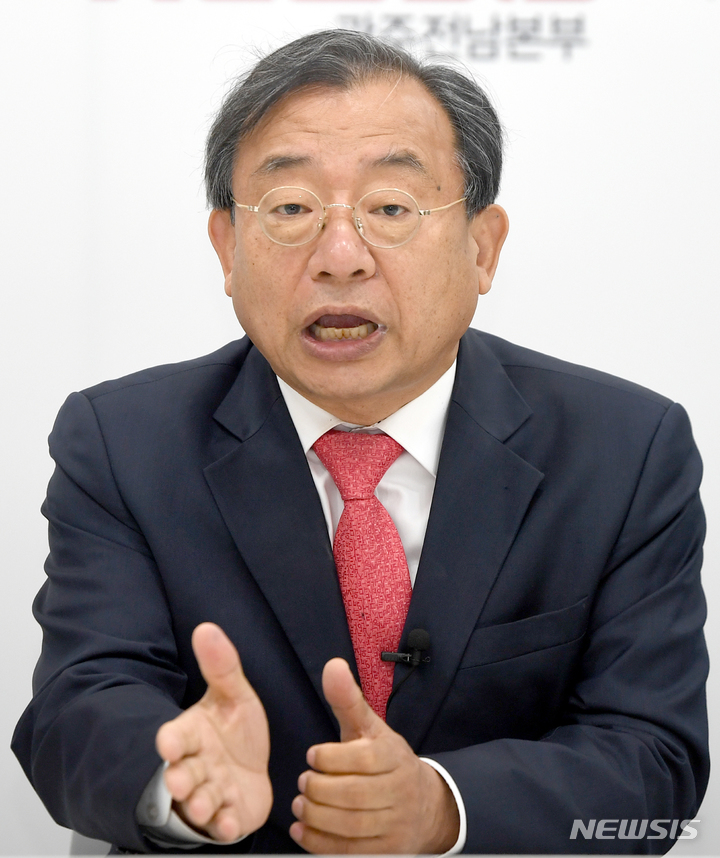 [광주=뉴시스] 류형근 기자 = 6·1지방선거 전남도지사에 출마한 국민의힘 이정현 후보가 뉴시스와 인터뷰를 하고 있다. hgryu77@newsis.com