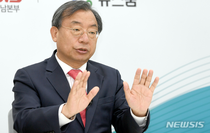 [광주=뉴시스] 류형근 기자 = 6·1지방선거 전남도지사에 출마한 국민의힘 이정현 후보가 뉴시스와 인터뷰를 하고 있다. hgryu77@newsis.com