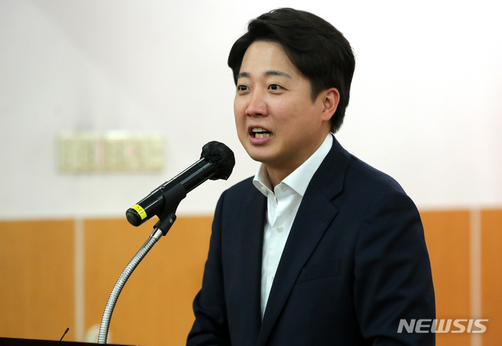 [전주=뉴시스] 김얼 기자 = 이준석 국민의힘 대표가 18일 전북 전주시 국민의힘 전북도당에서 열린 '제8회 전국동시지방선거 국민의힘 전북도당 선거대책위원회 발대식'에 축사를 하고 있다. 2022.05.18. pmkeul@newsis.com