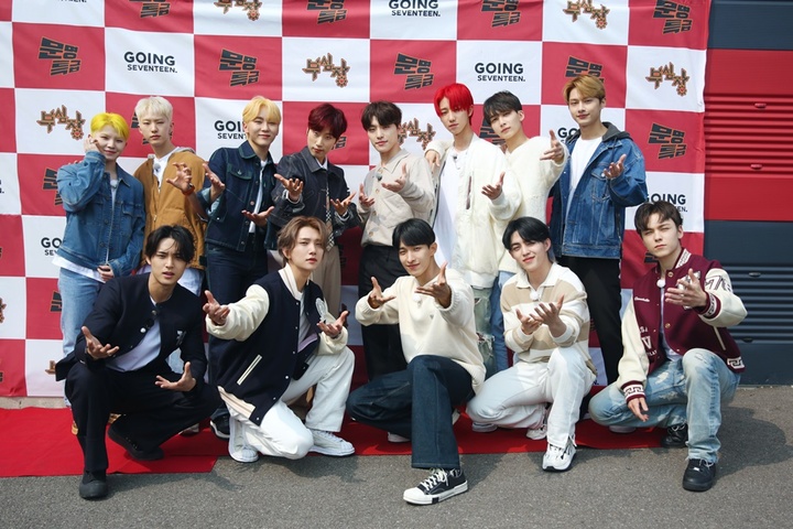 [서울=뉴시스] 세븐틴 X 문명특급 재재 단체사진 (사진= 플레디스 엔터테인먼트 제공 ) photo@newsis.com *재판매 및 DB 금지