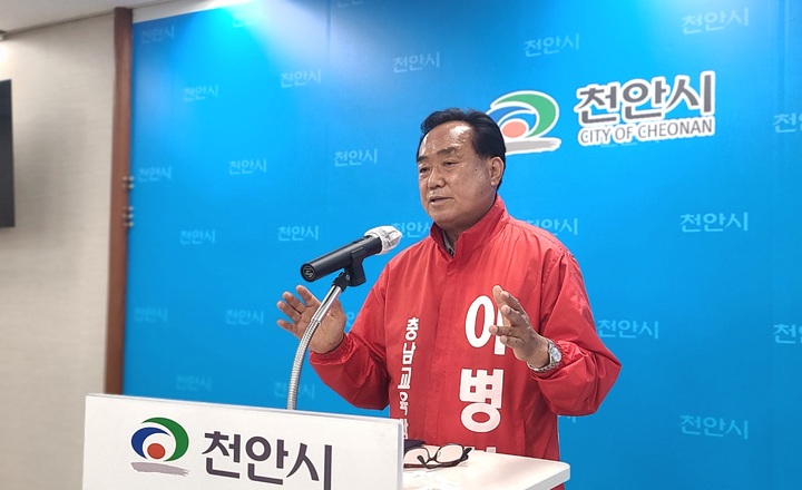 [천안=뉴시스] 이종익 기자 = 중도·보수 진영 충남교육감 최종 후보로 선정된 이병학 후보가 19일 오전 천안시청 브리핑실에서 기자회견을 하고 있다. 2022.05.19. 007news@newsis.com *재판매 및 DB 금지