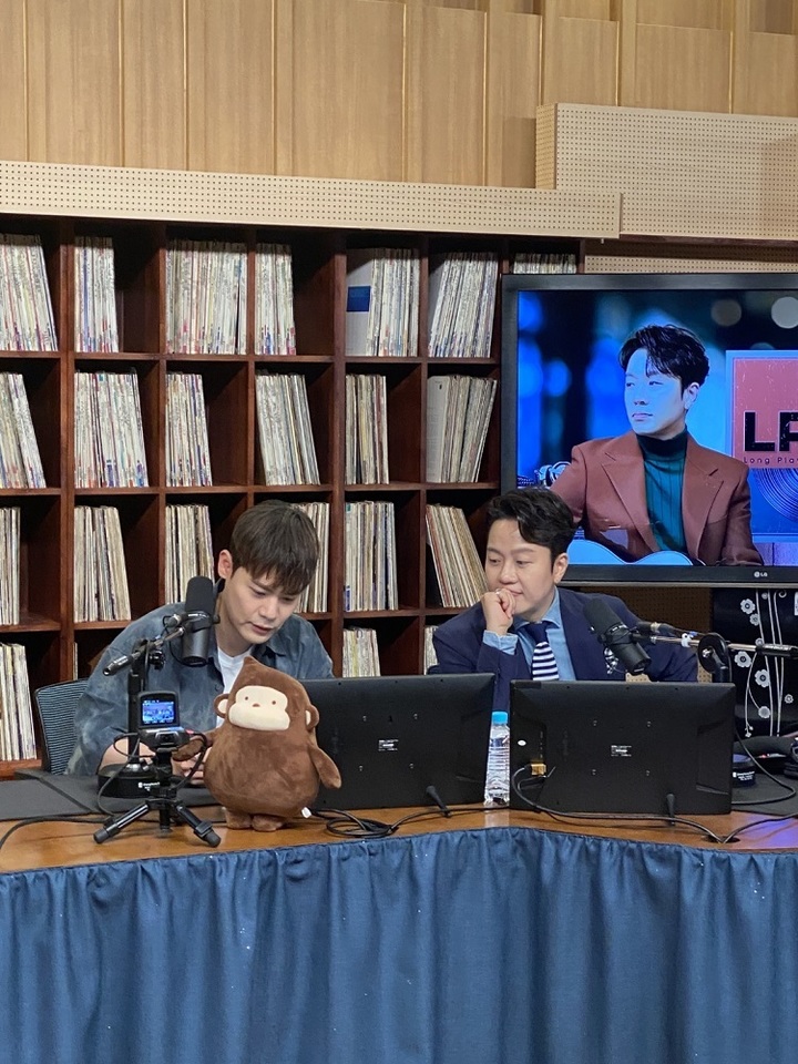 [서울=뉴시스] SBS 러브FM '정엽의 LP카페' 정엽, 유채훈 사진. 2022.05.19. (SBS 러브FM '정엽의 LP카페' 제공) photo@newsis.com *재판매 및 DB 금지