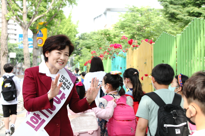 강은희 대구시교육감 후보는 19일 오전 침산초등학교에서 등교도우미로 나서 학생들의 등굣길 안전을 챙기는 것으로 6.1 지방선거 공식 선거운동을 시작했다. *재판매 및 DB 금지