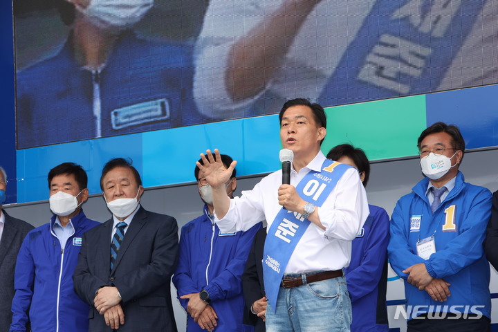 [수원=뉴시스]19일 더불어민주당 이재준 경기 수원시장 후보가 김동연 경기도지사 후보와 함께 진행한 합동 출정식에서 연설을 하고 있다.(이재준 캠프 제공)