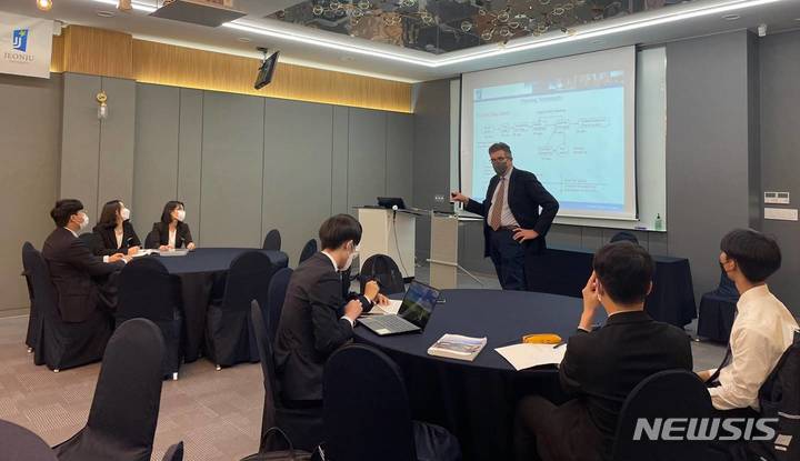 [전주=뉴시스]윤난슬 기자 = 전주대학교 호텔경영학과의 영어 수업이 학생들의 취업에 큰 역할을 하는 것으로 나타나 눈길을 끈다. 사진 수업 모습.(사진=전주대 제공) 