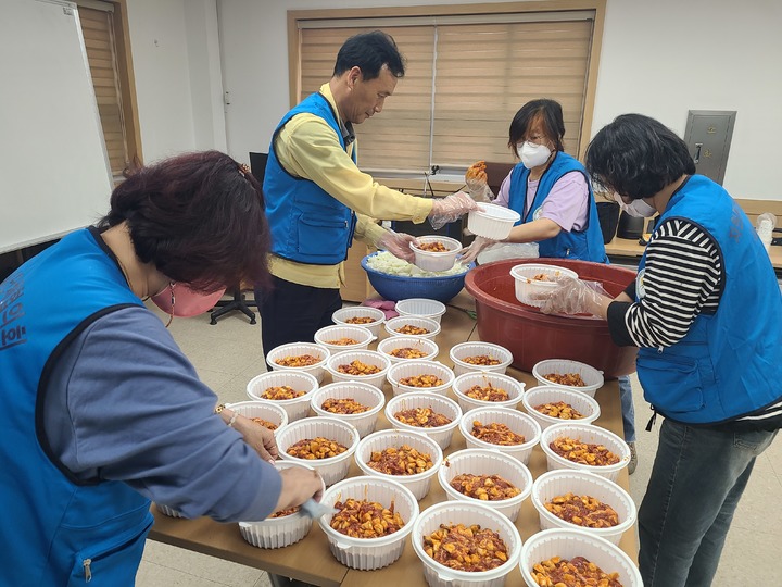 밀양시, 곳곳서 밑반찬 봉사…직접 만들어 찾아가 전달