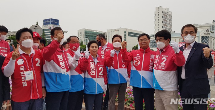 [창원=뉴시스] 홍정명 기자= 19일 오전 경남 창원시청로터리 최윤덕장상 동상 앞에서 열린 국민의힘 희망경남선대위 출정식에 참석한 홍남표(앞줄 오른쪽 세 번째부터) 창원시장 후보, 박완수 도지사 후보, 김영선 창원의창 국회의원 보궐선거 후보자 등이 포즈를 취하고 있다.2022.05.19. hjm@newsis.com