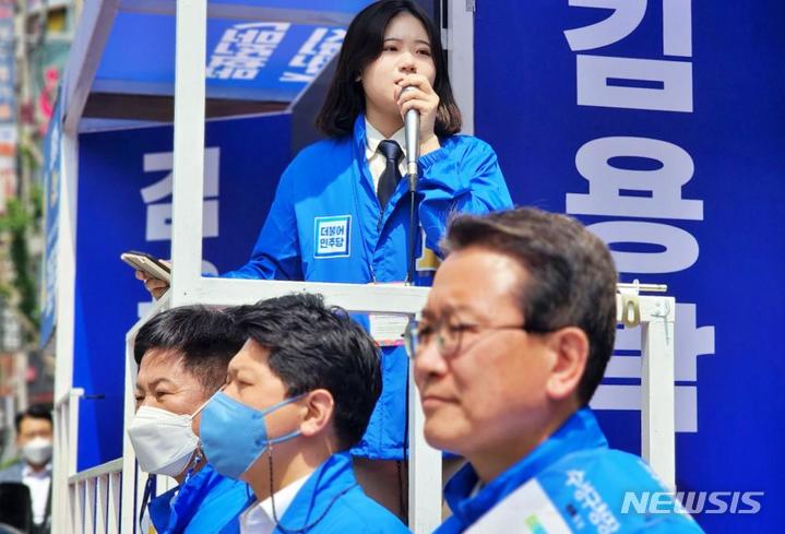 [대구=뉴시스] 이지연 기자 = 19일 오후 대구 수성구 범물동 동아백화점 수성점 앞에서 더불어민주당 박지현 공동 비상대책위원장이 유세 차량에 올라 지역 후보들에 대한 지지를 호소하고 있다. 2022.05.19. ljy@newsis.com