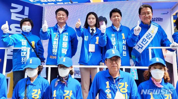 [대구=뉴시스] 이지연 기자 = 19일 오후 대구 수성구 범물동 동아백화점 수성점 앞에서 더불어민주당 박지현 공동 비상대책위원장이 유세 차량에 올라 지역 후보들에 대한 지지를 호소하고 있다. 2022.05.19. ljy@newsis.com