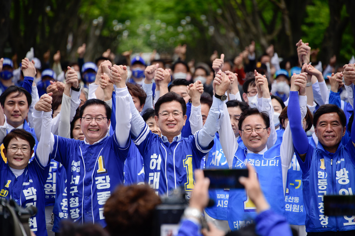 [대전=뉴시스] 조명휘 기자 = 더불어민주당 허태정 대전시장 후보를 비롯한 5개구청장 후보, 지방의원 선거 출마자 등이 대전시청 북문 앞 평화의 소녀상 일원서 '필승 출정식'을 열고 있다. (사진= 허태정 대전시장 후보 캠프 제공) 2022.05.19. photo@newsis.com *재판매 및 DB 금지