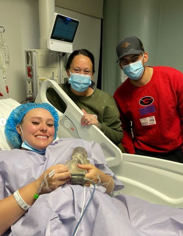 [서울=뉴시스] 지난 11일(현지시간) 미국 플로리다주 잭슨빌에 사는 여성 자이든 애슐리아가 올랜도 위니 팔머 병원 침대에 누워있는 모습이다. 애슐리아는 임신 중 태아 척추 갈림증 치료 수술을 받았다. (사진=자이든 애슐리아 인스타그램 갈무리) 2022.05.19. *재판매 및 DB 금지