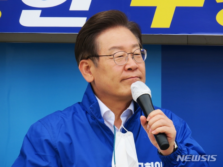 [인천=뉴시스] 김동영 기자 = 제8회 전국동시지방선거 공식 선거운동이 시작된 지난 19일 오후 인천시 동구 동인천역 북광장에서 더불어민주당 이재명 계양을 국회의원 후보 겸 총괄선대위원장이 시민들에게 지지를 호소하고 있다. 2022.05.19. dy0121@newsis.com 