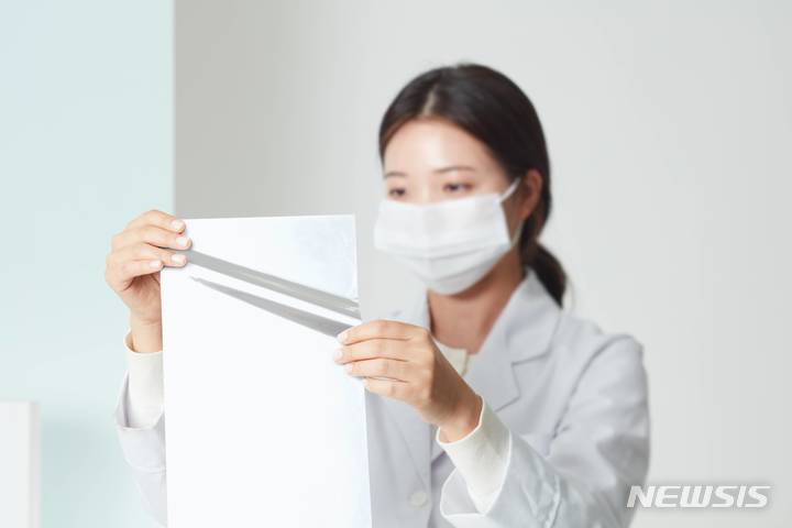 [서울=뉴시스]코오롱인더스트리가 국내 최초로 개발한 재생 플라스틱 원료로 만든 PCR PET 필름.(사진=코오롱그룹 제공) 2022.5.19 photo@newsis.com