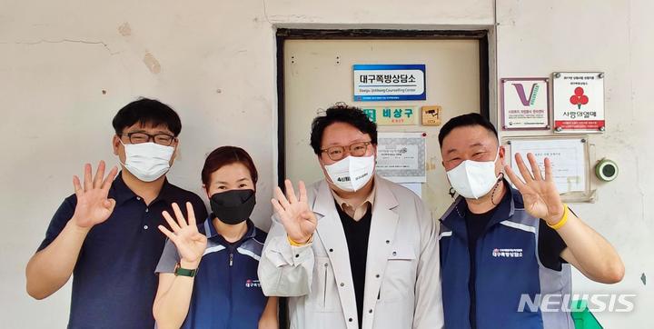 기본소득당 신원호 대구시장 후보가 공식 선거운동 첫날인 19일 서구 쪽방촌을 찾았다. 기본소득당 대구시당 제공