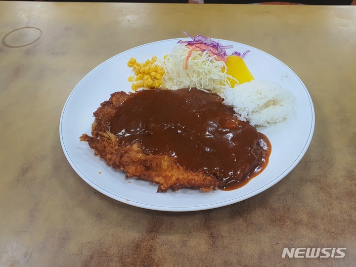 [서울=뉴시스] 서울 남산에 위치한 한 돈가스 가게에서 판매하는 왕돈가스. 기사 내용과 관련 없음. (사진=뉴시스DB) 2022.05.19