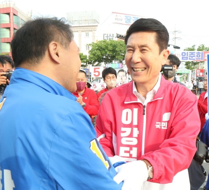 [포항=뉴시스] 강진구 기자 = 국민의힘 이강덕 포항시장 후보가 공식선거 첫날인 19일 오전 형산교차로 유세에서 더불어민주당 유성찬 포항시장 후보를 만나 선전을 다짐하며 반갑게 인사하고 있다.(사진=이강덕 후보 선거사무소 제공) 2022.05.19.photo@newsis.com&nbsp; *재판매 및 DB 금지