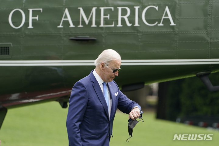 [워싱턴=AP/뉴시스]조 바이든 미국 대통령이 18일(현지시간) 백악관 사우스론을 지나고 있다. 2022.05.18.