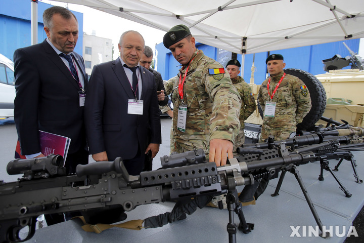 [ 신화/뉴시스]5월 18일 열린 루마니아 흑해 수비대의 흑해방어 및 공중방어 무기 전시회에서 방문객들이 자동 기관총을 관람하고 있다.&nbsp; 