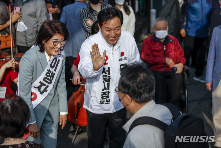 [서울=뉴시스] 정병혁 기자 = 오세훈 국민의힘 서울시장 후보와 이행자 국민의힘 관악구청장 후보가 19일 서울 관악구 서울대입구역에서 출근 인사를 하고 있다. 2022.05.19. jhope@newsis.com