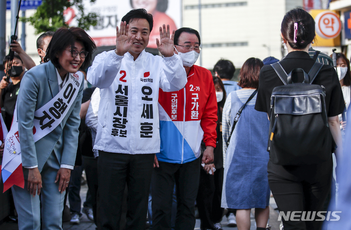 [서울=뉴시스] 정병혁 기자 = 오세훈 국민의힘 서울시장 후보와 이행자 국민의힘 관악구청장 후보가 19일 서울 관악구 서울대입구역에서 출근 인사를 하고 있다. 2022.05.19. jhope@newsis.com