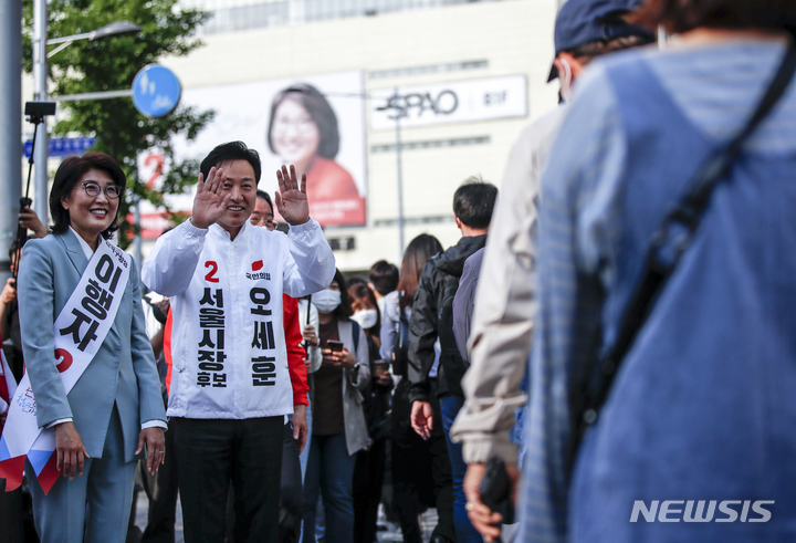 [서울=뉴시스] 정병혁 기자 = 오세훈 국민의힘 서울시장 후보와 이행자 국민의힘 관악구청장 후보가 19일 서울 관악구 서울대입구역에서 출근 인사를 하고 있다. 2022.05.19. jhope@newsis.com